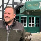 Jan Menken vor dem Café auf seinem Hof.