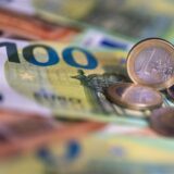 Geldscheine und ein Mann
