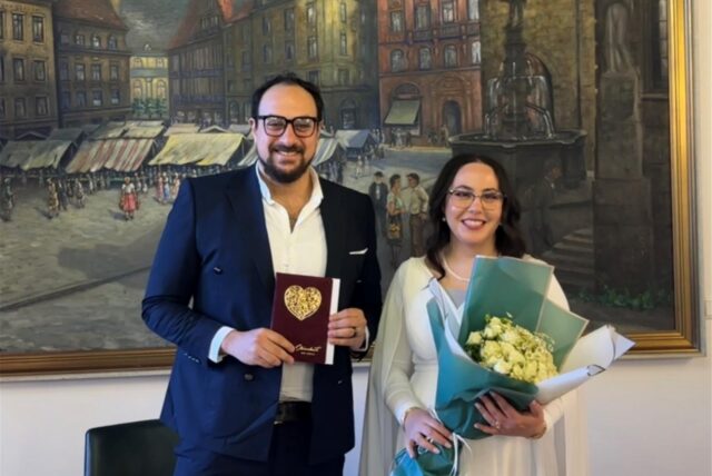 Mohamed Abdelrazek und Sara Qaraquna nach ihrer Hochzeit im Standesamt in Dortmund.