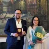 Mohamed Abdelrazek und Sara Qaraquna nach ihrer Hochzeit im Standesamt in Dortmund.
