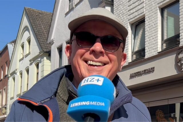 Mensch mit Mikrofon in der Innenstadt von Haltern