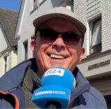 Mensch mit Mikrofon in der Innenstadt von Haltern