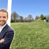 Die Kombo zeigt Bürgermeister Marcel Mittelbach neben dem Gelände für die geplante Kita Hilberstraße.