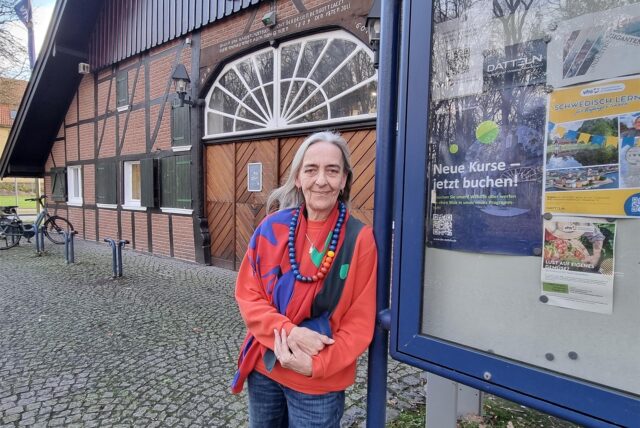 VHS-Leiterin Rosemarie Schloßer steht vor dem Dorfschultenhof.