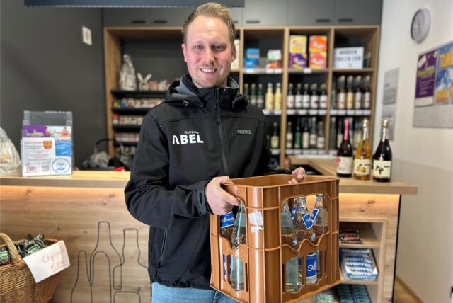 Simon Lemberg steht vor der neue errichteten Theke im Laden von Getränke Abel in Dorsten.