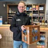 Simon Lemberg steht vor der neue errichteten Theke im Laden von Getränke Abel in Dorsten.