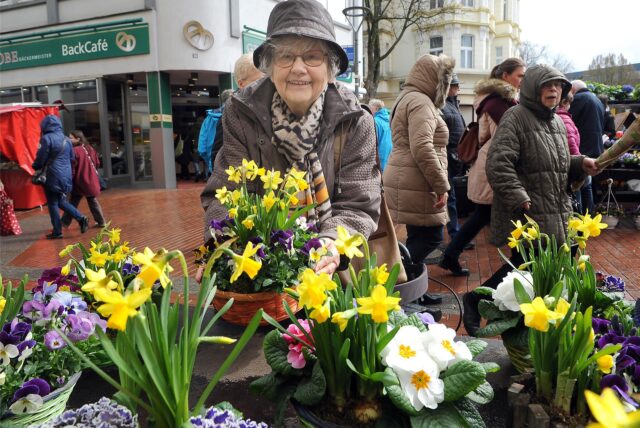 Eine Frau vor Blumen beim Hörder Frühling 2023.