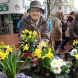Eine Frau vor Blumen beim Hörder Frühling 2023.