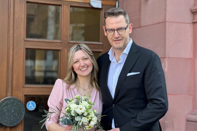 Stella (35) und Thomas (55) vor dem Standesamt