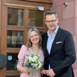 Stella (35) und Thomas (55) vor dem Standesamt