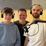 Host Luca Füllgraf (r.) hatte im aktuellen PottCAS #139 nicht nur Tobias Weckenbrock (m.), sondern auch Praktikant und PottCAS-Debütant Carlo zu Gast.