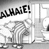 Aus dem Klosett eines älteren Ehepaars ragt die Rückenflosse eines Hais, sie gucken vorsichtig zur Tür des Badezimmers hinein.