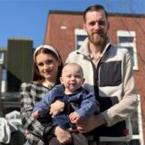 René Buteweg und Celina Abdallah mit Luis am Ort, wo alles begann: Weil sie traurig sind, dass es zu Ende geht mit den Geburten am Rochus-Hospital, wollten sie unserer Redaktion von ihren Erfahrungen mit dem Personal erzählen.