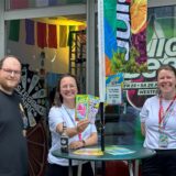 Drei Mitarbeitende des Juicy Beats Festivals vor dem Pop-Up-Store in der Hansastraße.