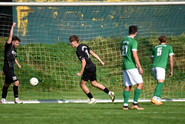 Spieler des TuS Gahlen feiern einen Torerfolg beim BVH Dorsten