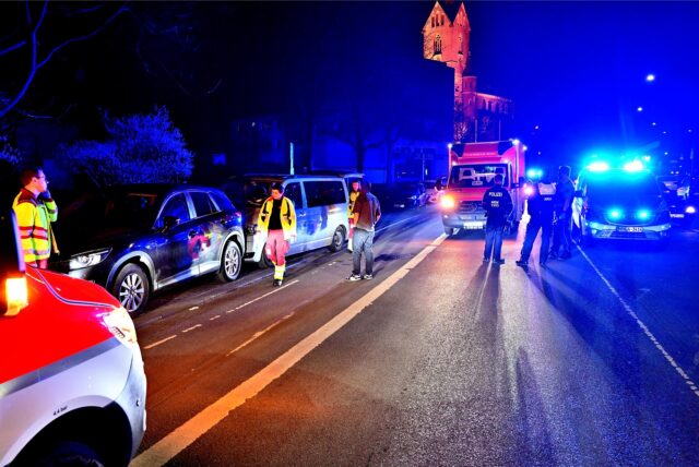 Aufgrund eines medizinischen Notfalls kam eine Autofahrerin von der Fahrbahn ab der Breite Straße ab und prallte auf einen geparkten Wagen.