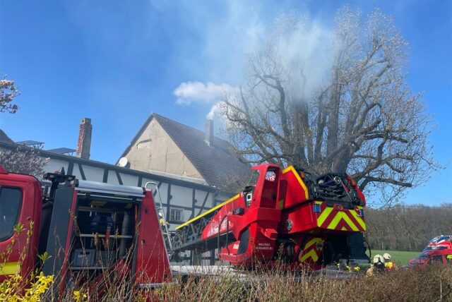 Mit 30 Einsatzkräften war die Waltroper Feuerwehr ab Samstagmittag an der Viktorstraße im Einsatz. Ein kniffliger Kaminbrand hält die Wehr in Atem.