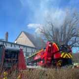 Mit 30 Einsatzkräften war die Waltroper Feuerwehr ab Samstagmittag an der Viktorstraße im Einsatz. Ein kniffliger Kaminbrand hält die Wehr in Atem.