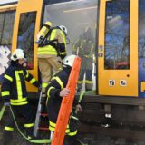 Feuerwehrleute verschaffen sich Zugang zu einem Zug.
