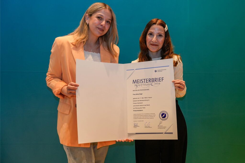 Zehra Dagli mit Angehöriger bei der Meisterfeier der Handwerkskammer Dortmund.
