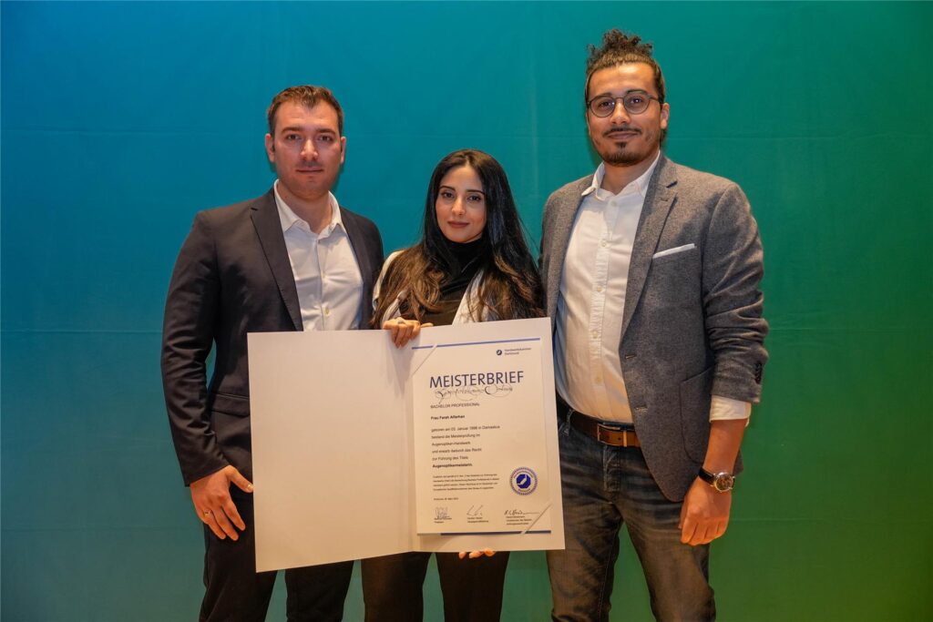 Farah Alfarhan mit Angehörigen bei der Meisterfeier der Handwerkskammer Dortmund.