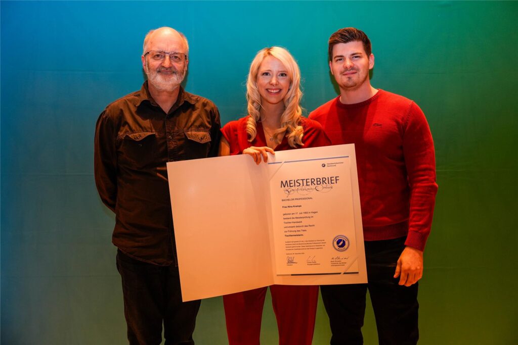 Nina Krampe mit Angehörigen bei der Meisterfeier der Handwerkskammer Dortmund.