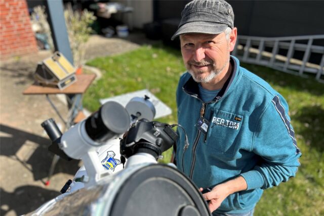 Gerd Wüst steht an seinem Teleskop, das er in seinem Garten in Dorsten aufgebaut hat.