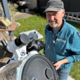Gerd Wüst steht an seinem Teleskop, das er in seinem Garten in Dorsten aufgebaut hat.