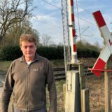 geöffnete Bahnschranken