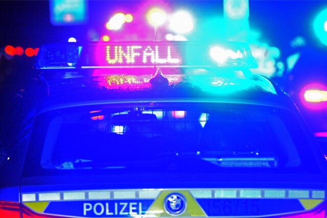 Ein Polizeiwagen zeigt an, dass es einen Unfall gegeben hat (Symbolbild).