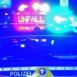 Ein Polizeiwagen zeigt an, dass es einen Unfall gegeben hat (Symbolbild).