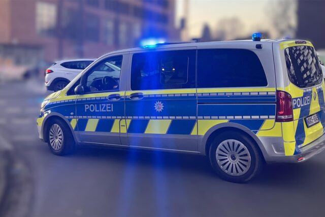 Streifenwagen der Polizei mit Blaulicht an der Schützenstraße in der Nähe der Hertener Höfe