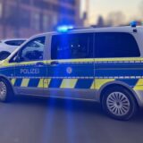 Streifenwagen der Polizei mit Blaulicht an der Schützenstraße in der Nähe der Hertener Höfe
