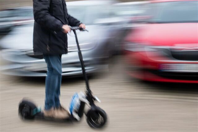 E-Scooter vor Autos