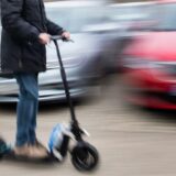 E-Scooter vor Autos