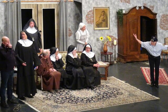 Szene aus der Verwechslungskomödie der Theatergruppe Phönix