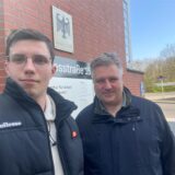 Ansicht von zwei Reportern der Recklinghäuser Zeitung, die für eine Selfie-Aufnahme vor dem Gebäuder der Agentur für Arbeit in Recklinghausen posieren.