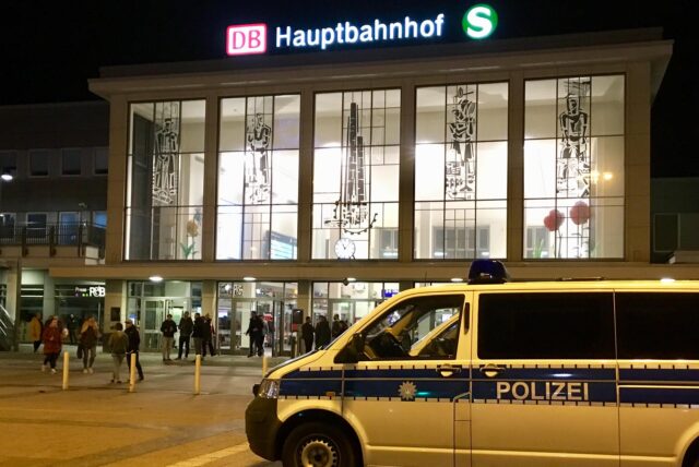 Ein Einsatzfahrzeug der Polizei steht vor dem Hauptbahnhof in Dortmund.