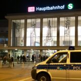 Ein Einsatzfahrzeug der Polizei steht vor dem Hauptbahnhof in Dortmund.