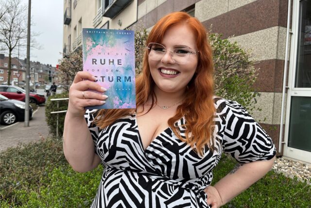 Sarah Schürholz-Klein ist eine Bücher-Expertin auf TikTok