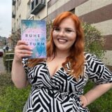 Sarah Schürholz-Klein ist eine Bücher-Expertin auf TikTok