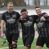 Joel Göttken (l.) und Johannes Hülsken (r.) freuen sich mit Ömer-Can Acar, der den Sieg für den FC 26 mit einem späten Doppelschlag in trockene Tücher gebracht hat.