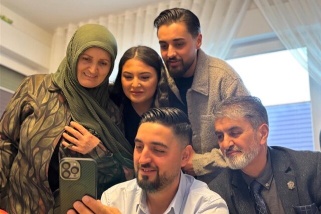 Familie Kalinsazlioglu aus Datteln beim Telefonieren mit Verwandten in der Türkei