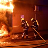 Zwei Feuerwehrmänner löschen ein Feuer an der Kampstraße in Marl.