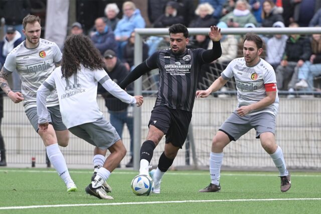 Samet Kalayci (am Ball) traf für den FC 26 nach etwas mehr als einer Stunde zum vermeintlich erlösenden 3:0.
