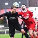 Gencliks Abwehrspieler Yasin Tinkilic (r.) drängt hier routiniert Hertens Nick Schorn ab.