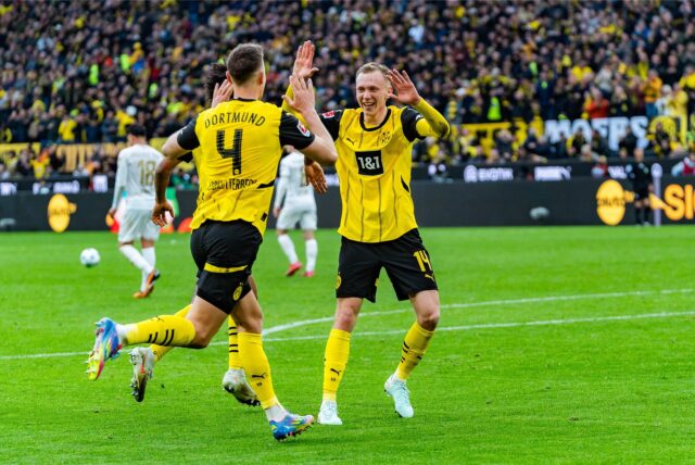 Maximilian Beier jubelt mit Nico Schlotterbeck.