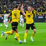 Maximilian Beier jubelt mit Nico Schlotterbeck.