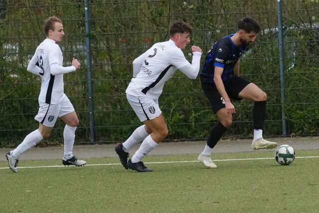 Königsborns Baran Müldur (r.) behauptet sich hier gegen Marls Maurice Rottenberg. Beide Teams trennten sich in der Landesliga 1:1.