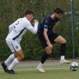 Königsborns Baran Müldur (r.) behauptet sich hier gegen Marls Maurice Rottenberg. Beide Teams trennten sich in der Landesliga 1:1.